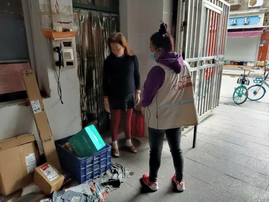 快遞寄存引紛爭，小區建柜解難題