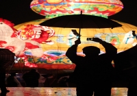 雨中拍花燈