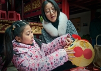 母女做花燈