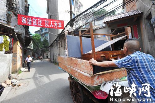 村民在搬遷  