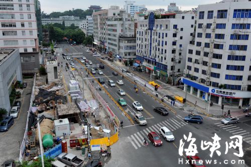 屏山站圍擋經過調整，為人行道讓出空間