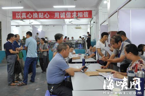村民有秩序地咨詢(xún)搬遷情況  