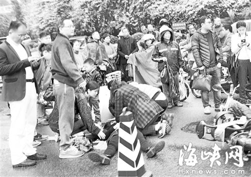 三名護士跪地對傷者進行心肺按壓，圖片來源微博