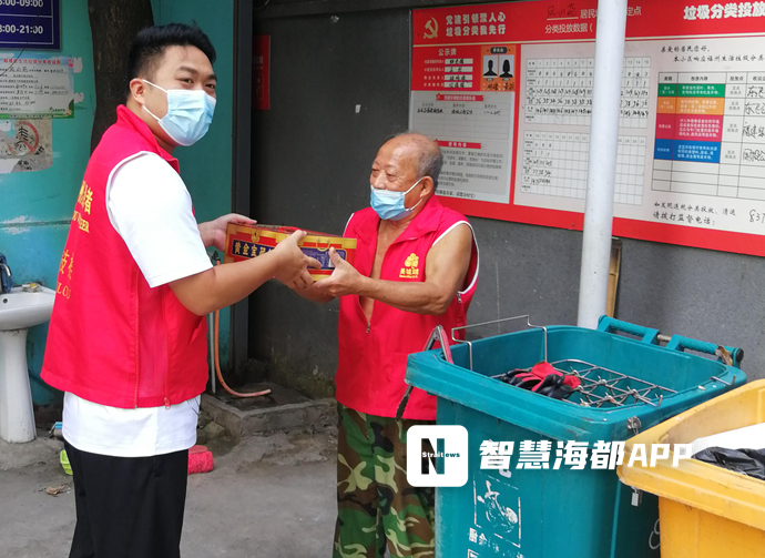 【網絡中國節?中秋】情暖中秋！福州一社區為老人送去了核酸預登記牌
