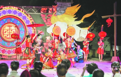 首屆中國(guó)畬族傳統(tǒng)服飾文化周在福州南后街舉辦