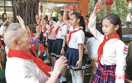 少先隊員看望老黨員