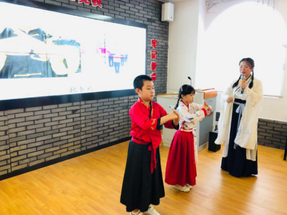 鼓樓區(qū)舉辦“我們的家風(fēng)·八禮四儀”親子閱讀分享會(huì)