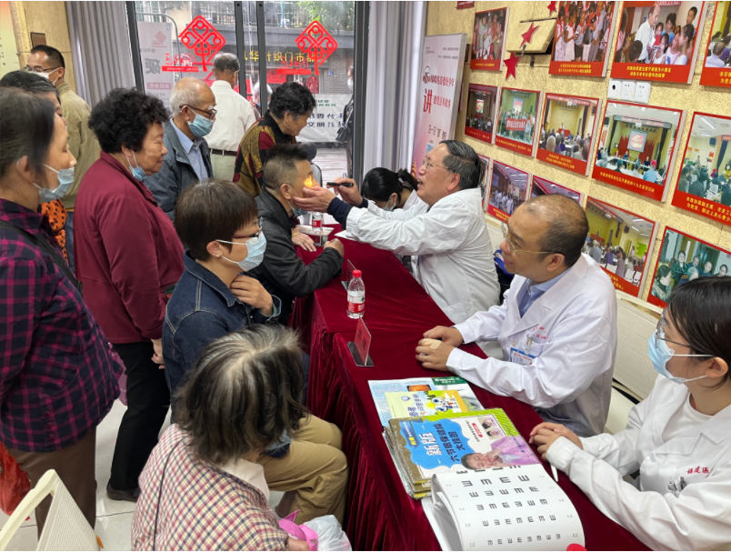 暖心服務(wù)進(jìn)社區(qū) 僑愛老人送健康