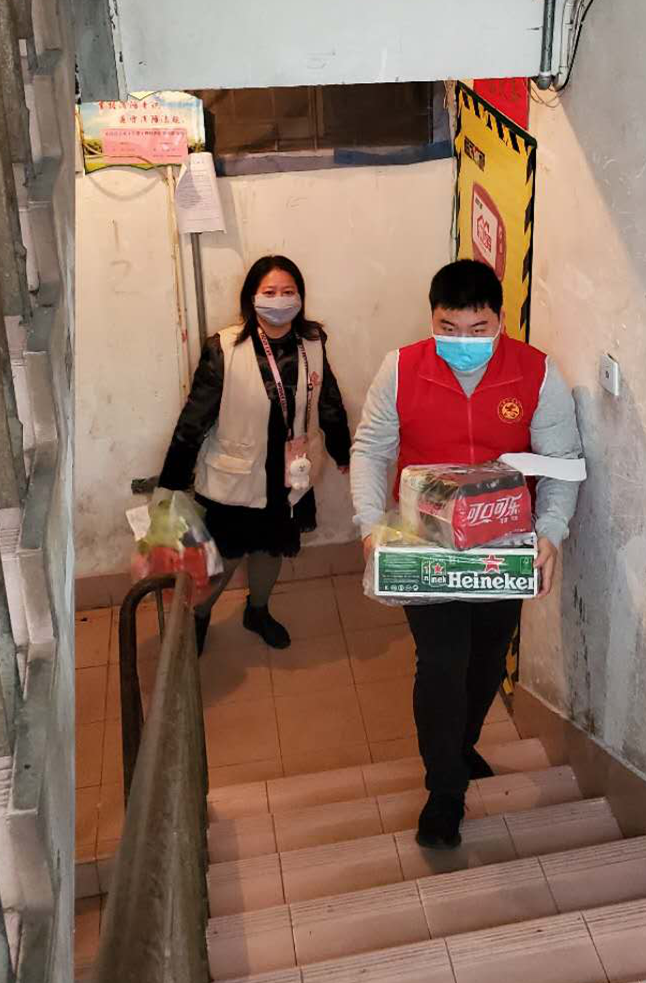 疫情防控無國界 社區干部變身“跑腿員”
