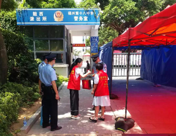 “愛心茶攤”為中考加油