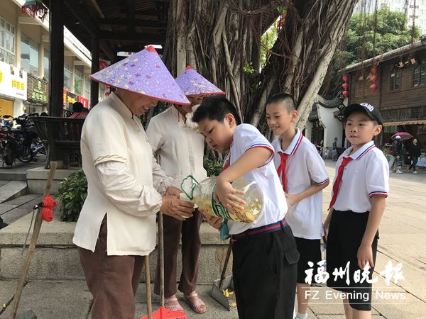 “小雷鋒”加入愛心茶攤隊伍 沿路為協警等送清涼